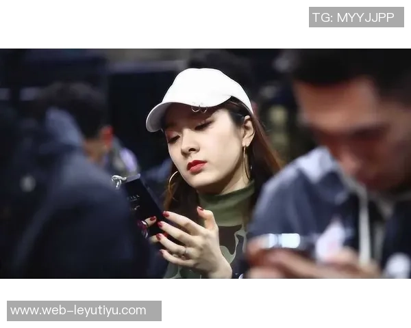 翟晓川妻子分享观赛美照庆祝陪伴第15个赛季只为与你共度每一个瞬间